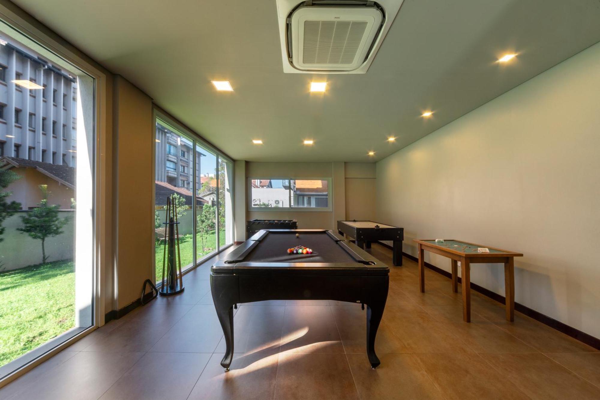 Hotel Laghetto Stilo Borges 格拉玛多 外观 照片 A pool table in a game room