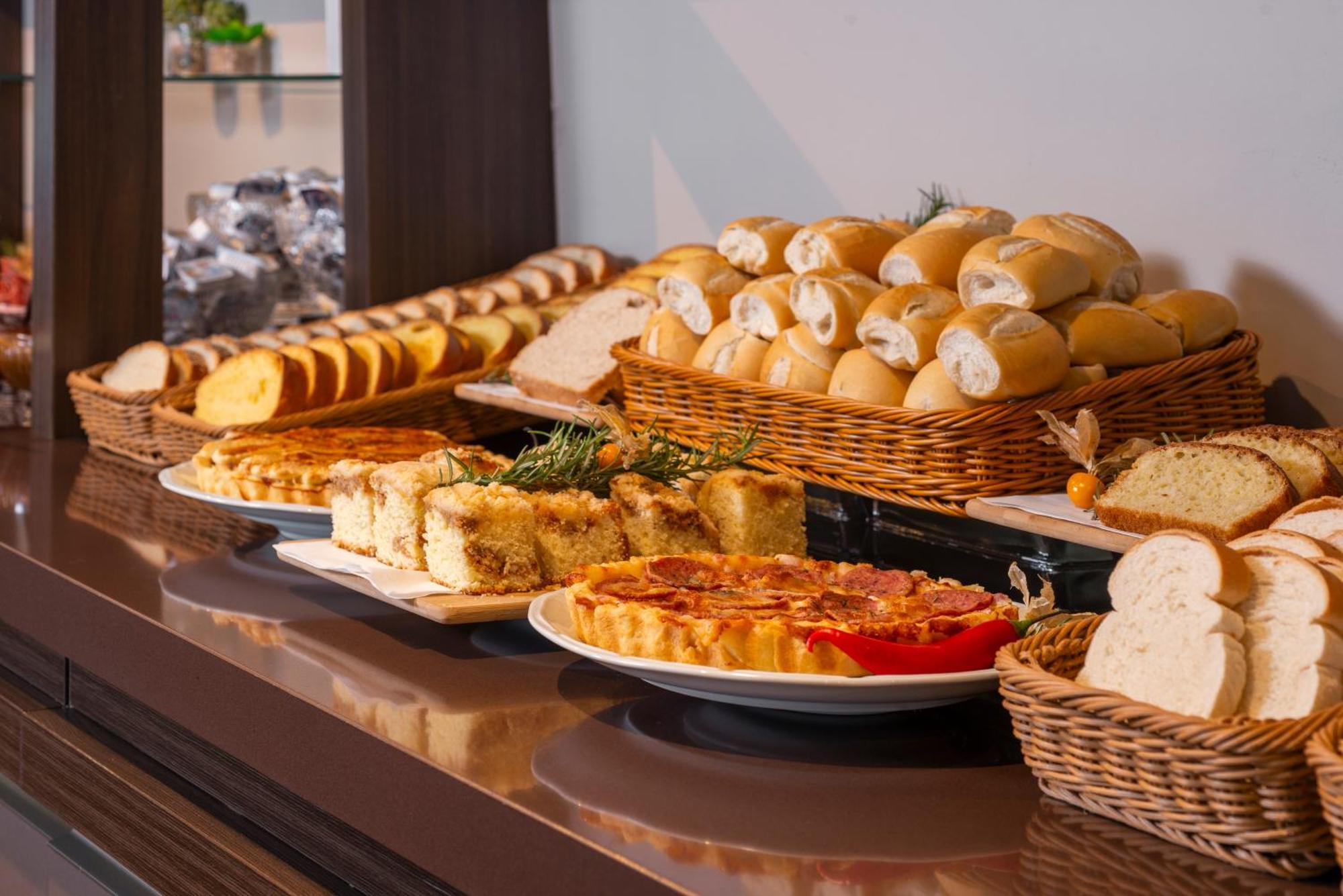 Hotel Laghetto Stilo Borges 格拉玛多 外观 照片 A selection of Spanish tapas